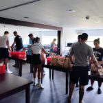 Sportler packen Frühstückspakete für Feuerwehr im OSTRA Sportpark